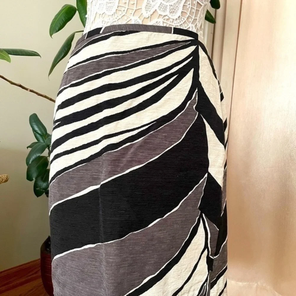 Black and white pencil skirts above knee, size 12 White House Black Market